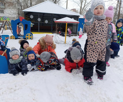 Зимние забавы на прогулке ❄️☃️ Зимние забавы на прогулке ❄️☃️.